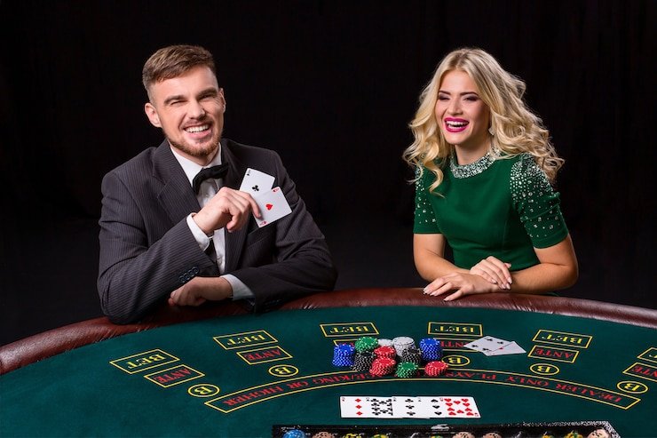 Studio kasino langsung menampilkan meja blackjack dengan dealer profesional agennalo